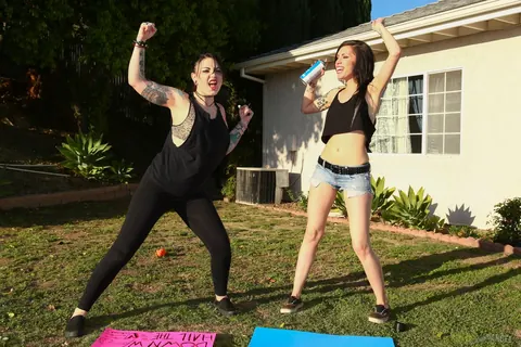Callie Cyprus: Tattooed Brunette Sucks Cock Outdoors Before Sex – photo 2 of 17