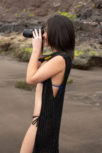 Thick Black-Haired Babe Undresses and Spreads on the Beach