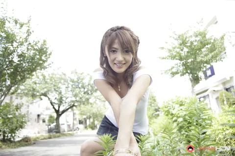 Japanese Woman Poses Outdoors in a Skirt and Heels – photo 5 of 15