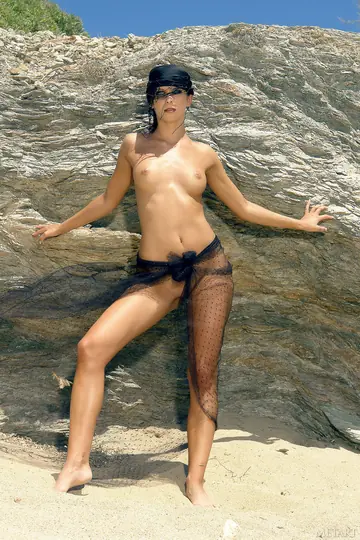 Woman Strips Nude and Spreads Her Pussy on the Sand