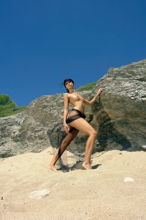Woman Strips Nude and Spreads Her Pussy on the Sand – photo 3 of 21