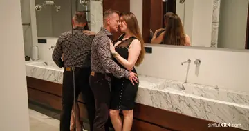 Veronica Leal – Tall Latina MILF Enjoys Group Sex with a Cumshot