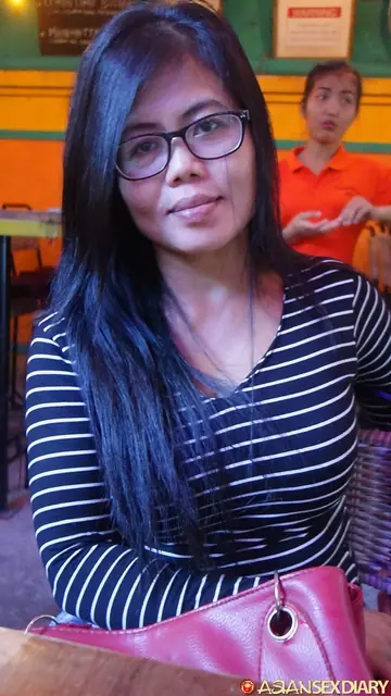 Thai MILF in Glasses Takes a Creampie After POV Sex