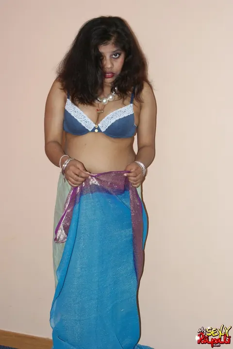 Indian BBW Undresses and Shows Off Her Heavy Body – photo 4 of 15