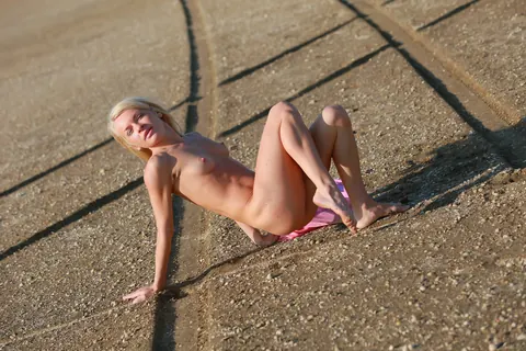 Skinny Blonde Spreads Her Pussy on the Beach – photo 15 of 21