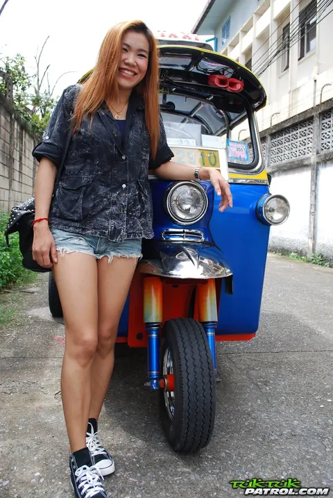 Noy: Thai Brunette Kisses Her Driver in a Mini Taxi Outdoors – photo 4 of 17