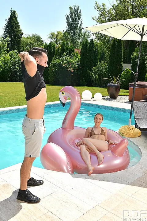 Alecia Fox: Blonde in a Bikini Teases at the Pool Before Anal Sex – photo 3 of 12