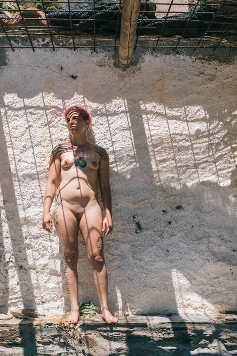 BBW with Short Hair and Tattoos Poses Clothed on the Beach – photo 3 of 13