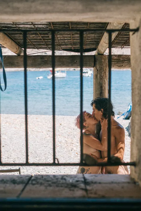BBW with Short Hair and Tattoos Poses Clothed on the Beach – photo 13 of 13