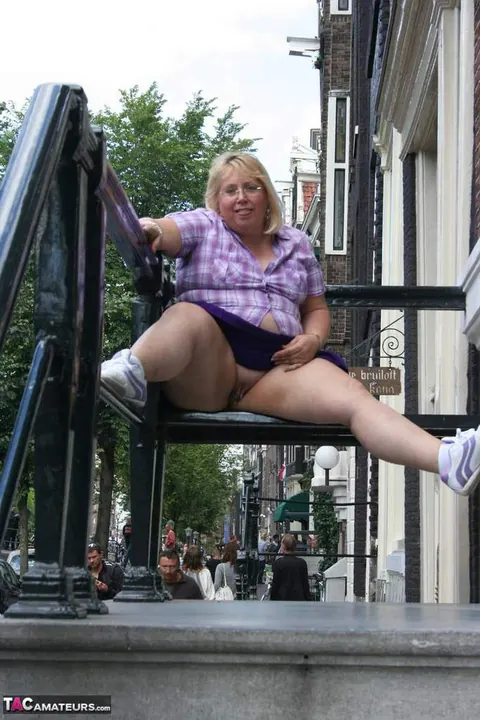 Lexie Cummings: Thick British MILF Flashes and Masturbates Outdoors in Stockings – photo 11 of 20