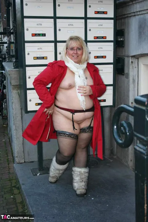 Lexie Cummings: Thick British MILF Flashes and Masturbates Outdoors in Stockings – photo 13 of 20