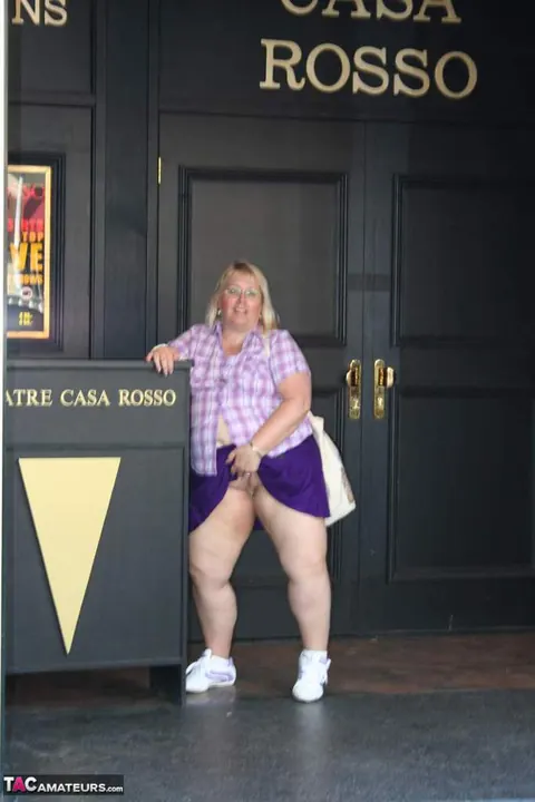 Lexie Cummings: Thick British MILF Flashes and Masturbates Outdoors in Stockings – photo 12 of 20