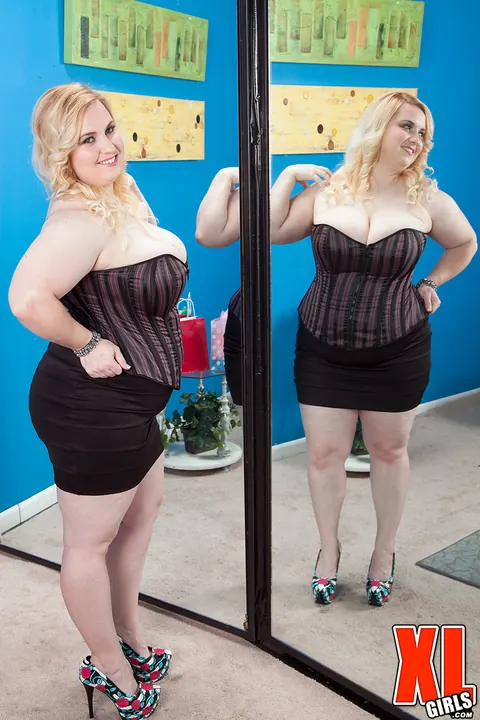 Nikky Wilder: Curvy Blonde MILF Reveals Her Big Tits and Ass at the Mirror – photo 5 of 16