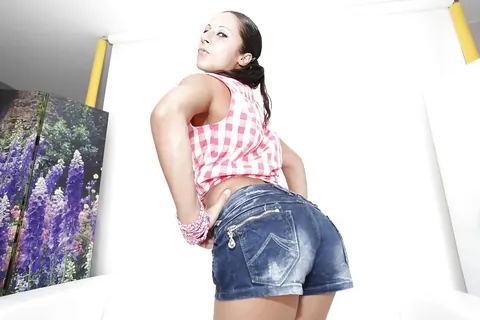 Noemi Jolie: Latina in Shorts Shows Off Her Big Tits and Thick Ass – photo 11 of 15