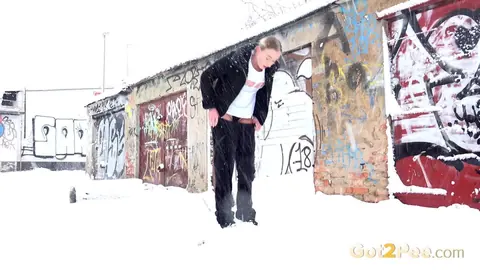 Gianna Ray: Blonde Czech Babe Pees in the Snow Outdoors – photo 11 of 15