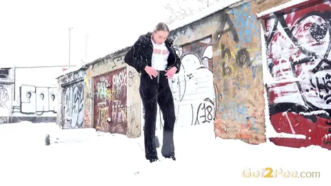 Gianna Ray: Blonde Czech Babe Pees in the Snow Outdoors – photo 12 of 15