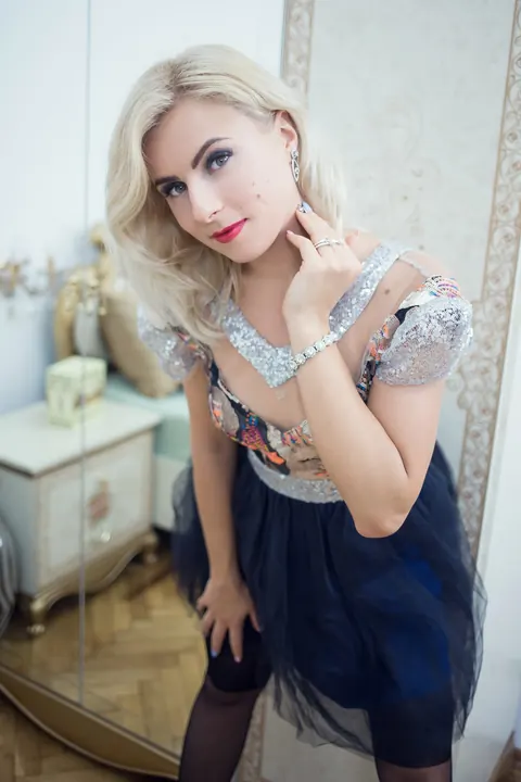 Vanesa Parks: European Blonde in Stockings Poses in Her Outfit – photo 7 of 13