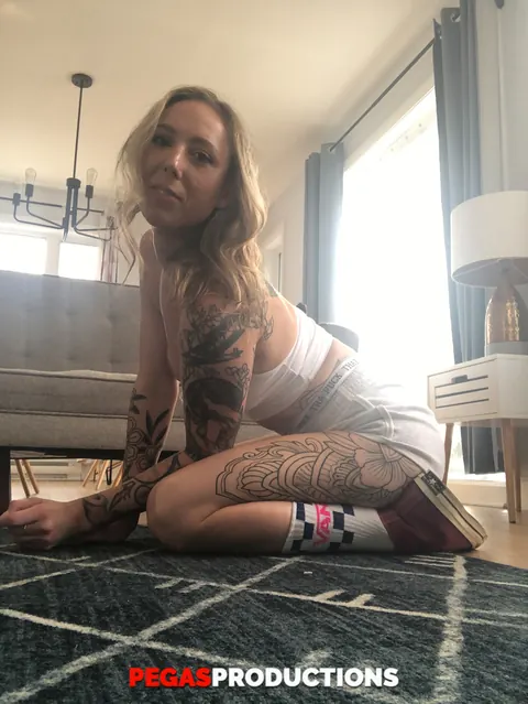 Tattooed MILF with Big Tits Spreads Her Legs on the Sofa – photo 16 of 20