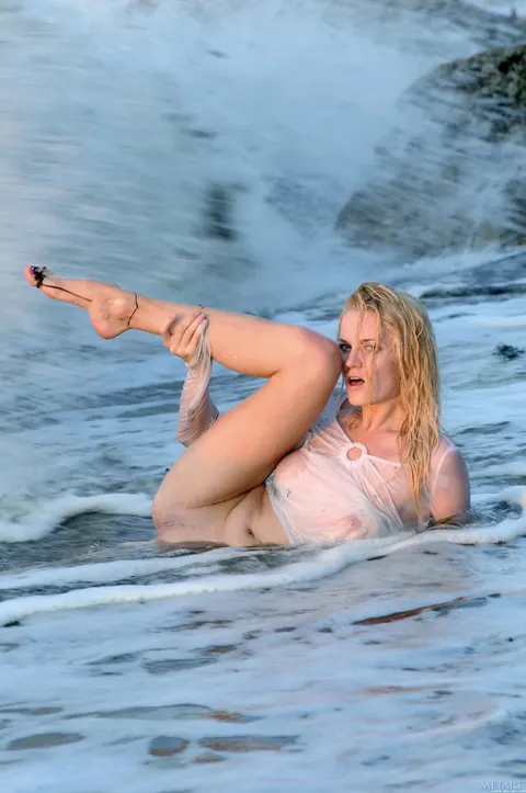 Blonde PAWG Walks Nude on the Beach and Shows Off Her Body – photo 12 of 21