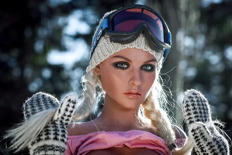 Slim Blonde Poses Nude in the Snow – photo 9 of 16