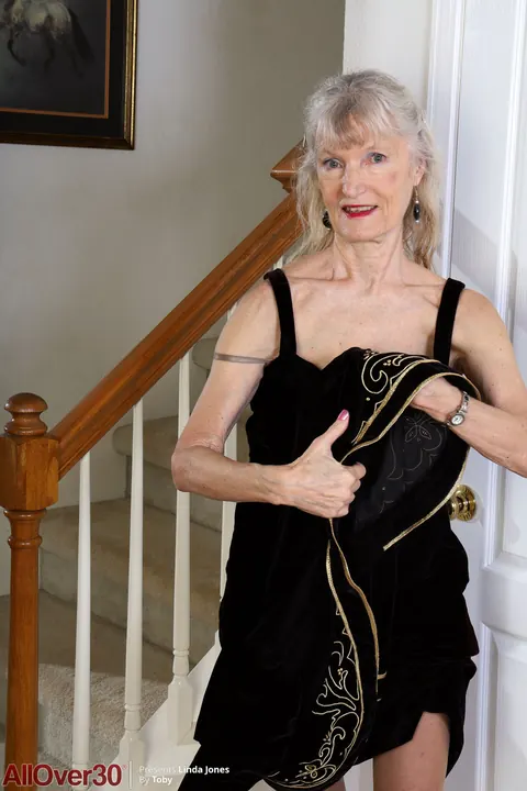 Lisa Cognee: MILF Undresses and Spreads Her Trimmed Pussy Wide – photo 4 of 21