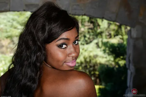 camille amore: Thick Ebony Amateur Unbuttons Her Lingerie and Spreads Her Ass Outside – photo 16 of 16