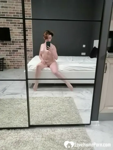 Amateur Woman Strips Nude and Spreads at the Mirror – photo 6 of 20