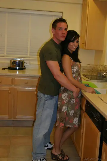 Reena Sky – Brunette MILF Gives a Blowjob and Gets Fucked on First Date