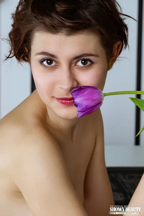 Short-Haired Brunette Strips Out of Her Jeans and Shows Her Ass – photo 14 of 20