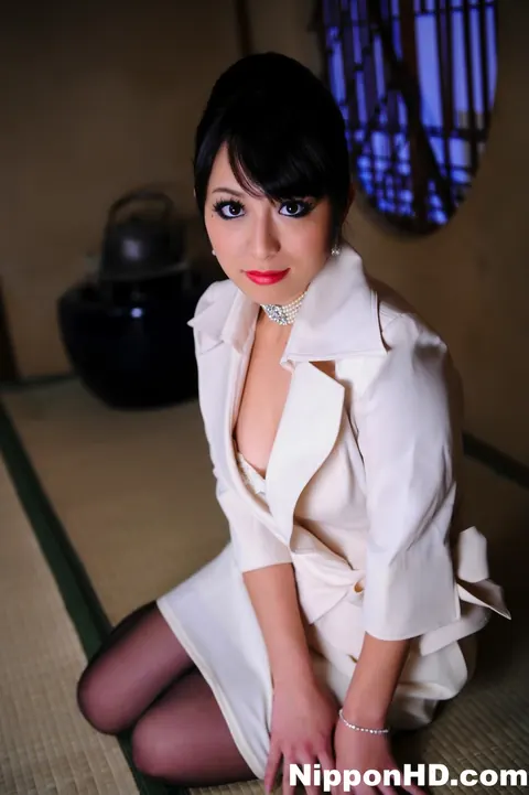 Nana Kunimi: Japanese Brunette Shows Lingerie and Stockings – photo 1 of 12
