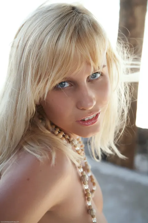 Keira Moon: Thick Blonde with Big Natural Tits Bares All on a Balcony – photo 7 of 21