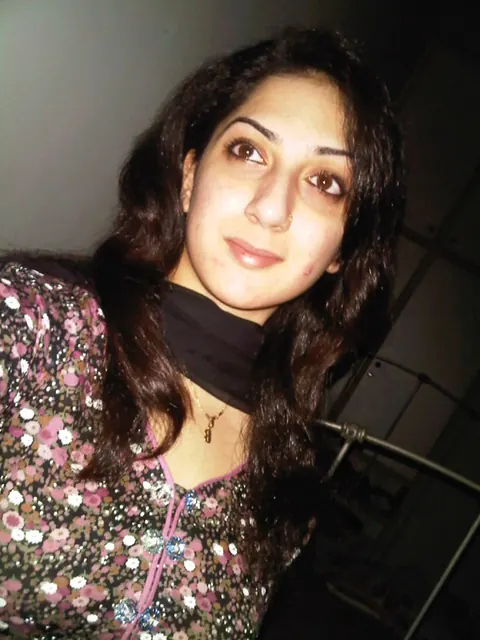 Indian Woman with Big Natural Tits Takes Bikini Selfies – photo 1 of 10
