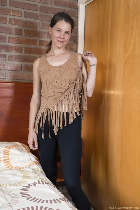 Slim Hairy Amateur Undresses and Spreads Her Legs – photo 2 of 21