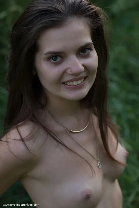 Petite Babe Strips Out of Her Bikini and Spreads Outdoors – photo 11 of 16