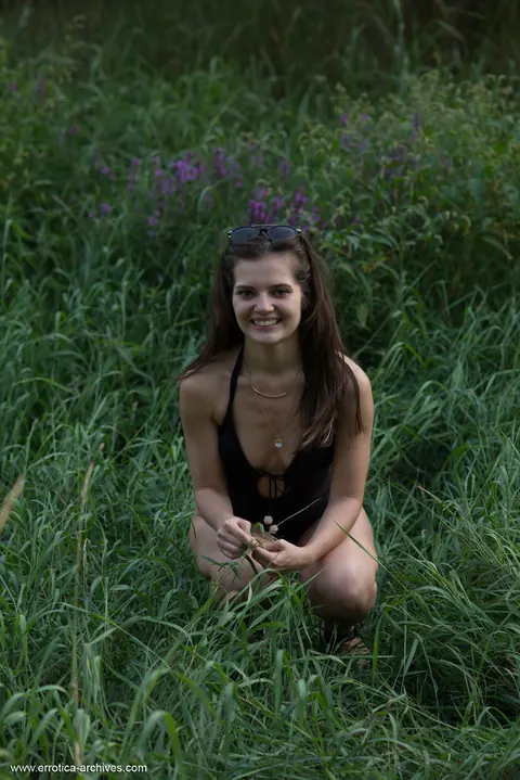 Petite Babe Strips Out of Her Bikini and Spreads Outdoors – photo 3 of 16