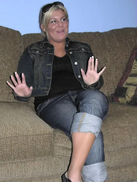 Chubby MILF Strips Out of Her Jeans on the Sofa – photo 6 of 20