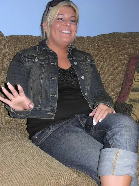 Chubby MILF Strips Out of Her Jeans on the Sofa – photo 5 of 20