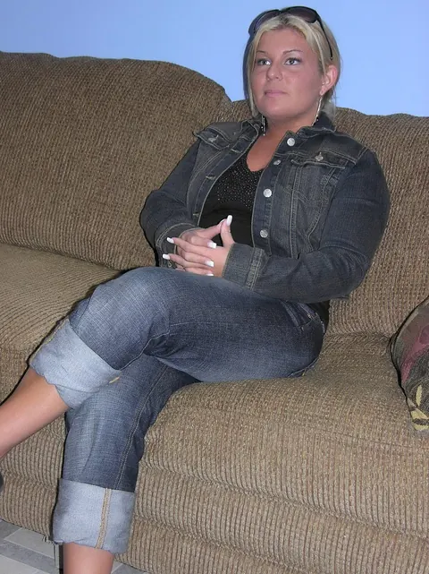 Chubby MILF Strips Out of Her Jeans on the Sofa – photo 3 of 20