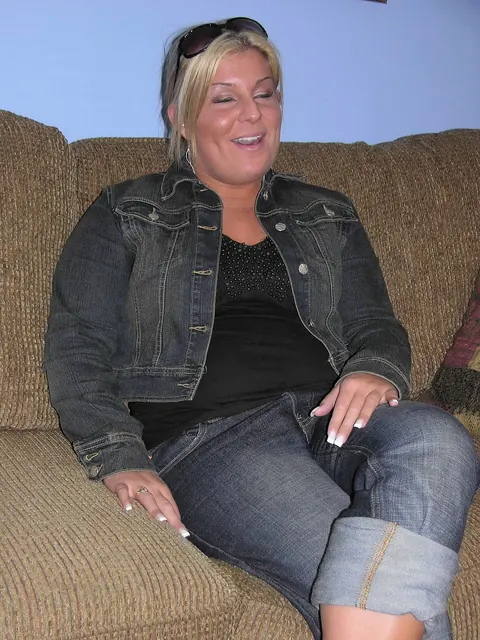 Chubby MILF Strips Out of Her Jeans on the Sofa – photo 2 of 20