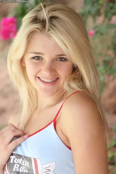 Holly Van Hough: Thick Blonde Strips Naked and Spreads Her Legs Outdoors – photo 5 of 21