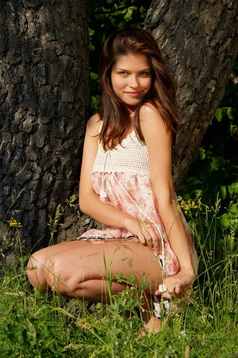Woman Undresses Fully and Poses Nude for Glamour Gallery – photo 2 of 21