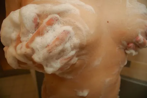 Thick Asian MILF Fingers Her Pussy in the Bath – photo 6 of 16