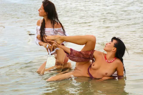 Brunette with Big Tits Spreads Her Ass on the Beach – photo 16 of 21
