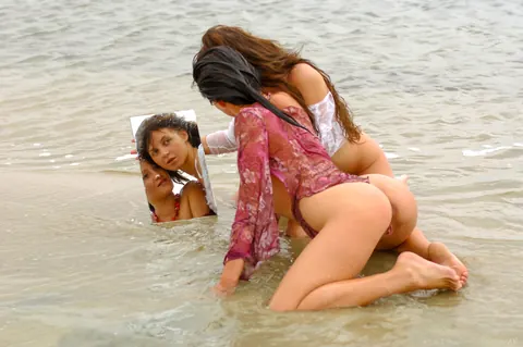 Brunette with Big Tits Spreads Her Ass on the Beach – photo 4 of 21