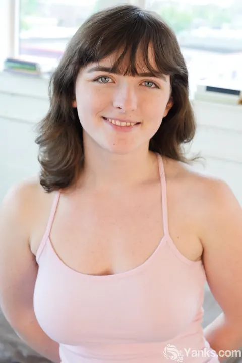 Raven Snow: Thick Amateur with Big Natural Tits Pulls Shorts Aside – photo 1 of 15