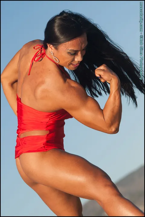 Tram Nguyen: Asian Bodybuilder Flexes Her Muscular Body in a Bikini on the Beach – photo 13 of 15
