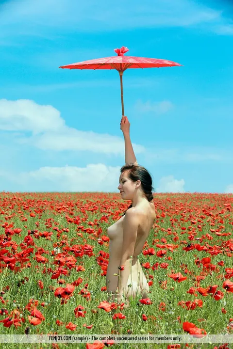 PAWG Strips Nude and Spreads Her Pussy in a Poppy Field – photo 2 of 16