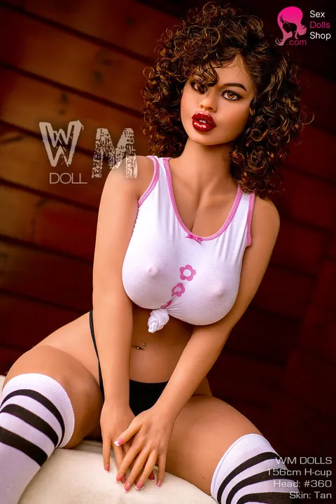 Curly-Haired Woman Poses Nude and Flashes Her Body – photo 18 of 21