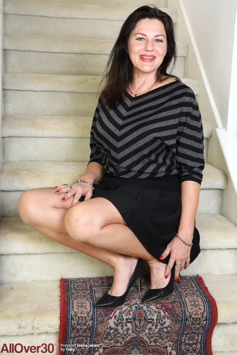 Joana Jakes: Curvy Mature Brunette Spreads Her Hairy Pussy on the Stairs – photo 1 of 16