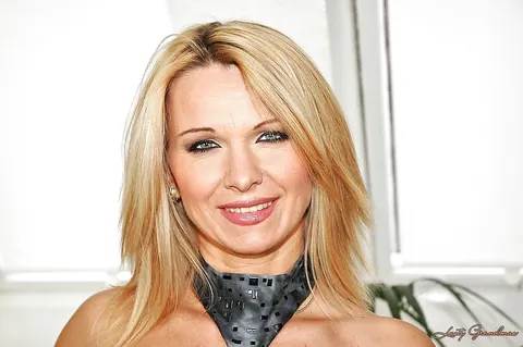 Winnie: Busty Blonde MILF Masturbates with a Big Dildo in High Heels – photo 2 of 16